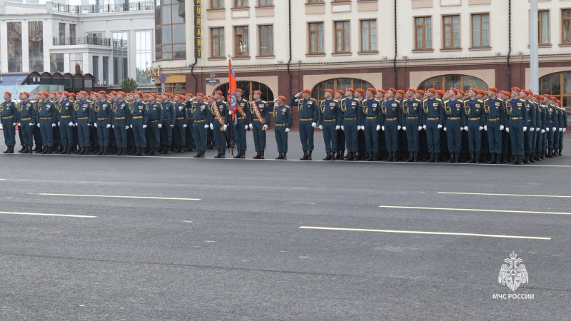 Спасатели приняли участие в Параде Победы