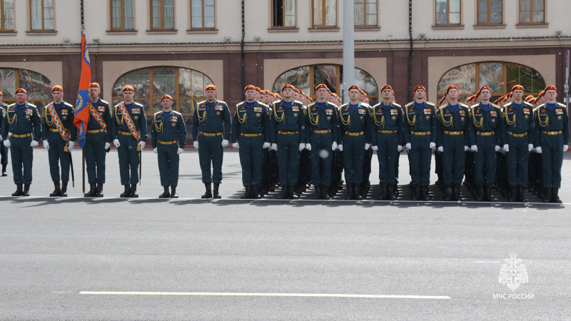 Спасатели приняли участие в Параде Победы