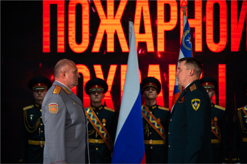 Александр Куренков вручил государственные и ведомственные награды личному составу МЧС России
