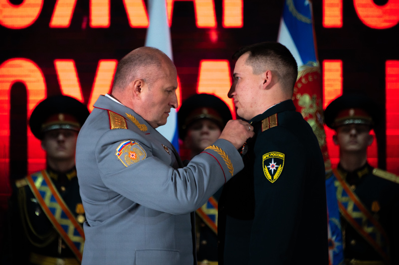 Александр Куренков вручил государственные и ведомственные награды личному составу МЧС России