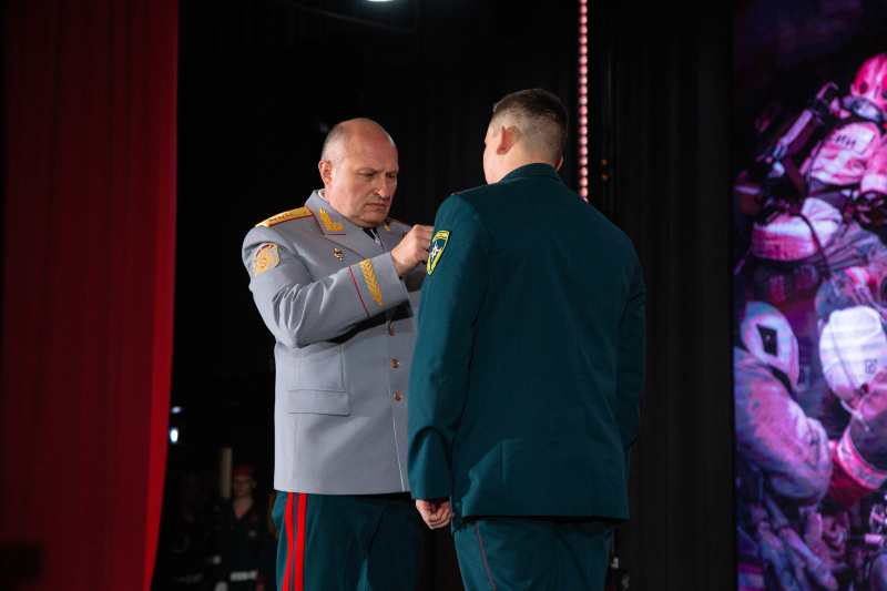 Александр Куренков вручил государственные и ведомственные награды личному составу МЧС России