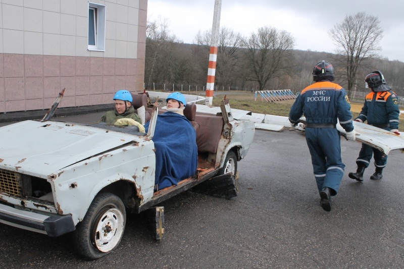 тренировка аварийно-спасательного расчета для участия в соревнованиях по ликвидации ДТП