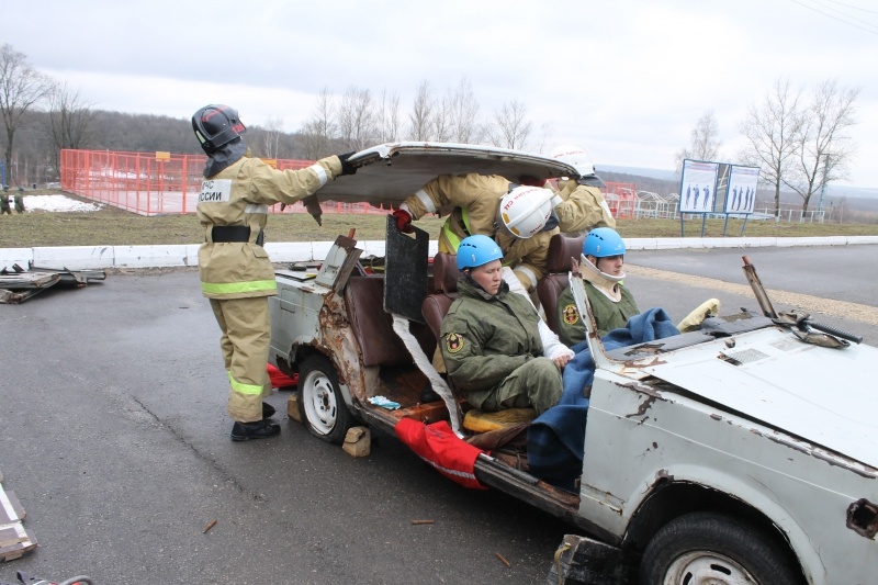 тренировка аварийно-спасательного расчета для участия в соревнованиях по ликвидации ДТП