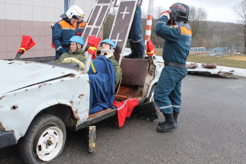 тренировка аварийно-спасательного расчета для участия в соревнованиях по ликвидации ДТП