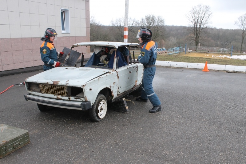 тренировка аварийно-спасательного расчета для участия в соревнованиях по ликвидации ДТП