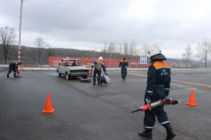 тренировка аварийно-спасательного расчета для участия в соревнованиях по ликвидации ДТП