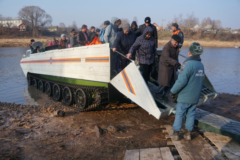 Организация переправы на месте аварии автомобильного моста в Смоленской области